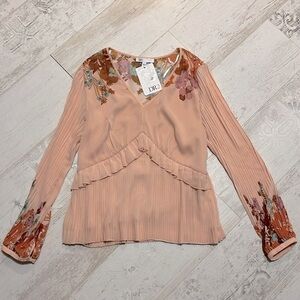 D2 elegant floral top sheer with pleating NWT size Large